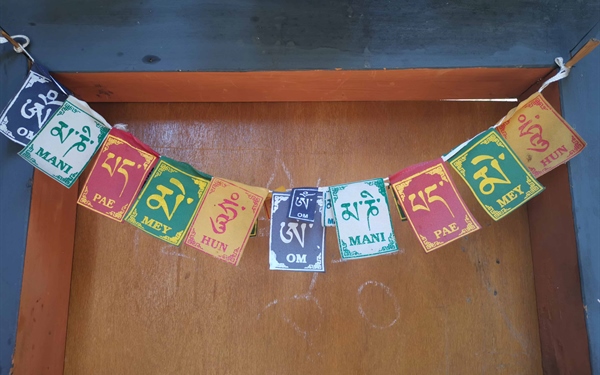 om mani pad me hum prayer flag bhutan druk asia