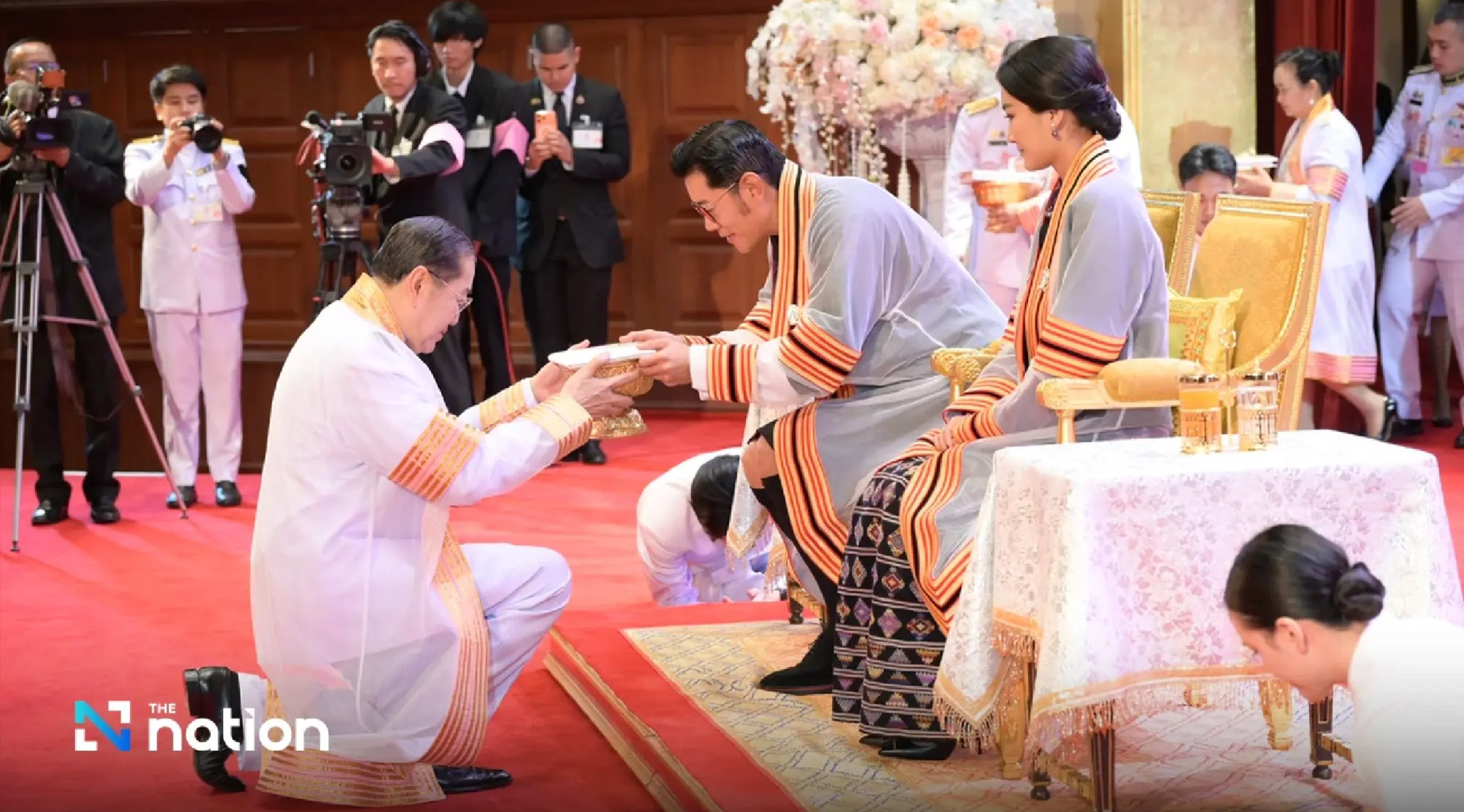 king jigme khesar receives honorary doctorate at chulalongkorn university