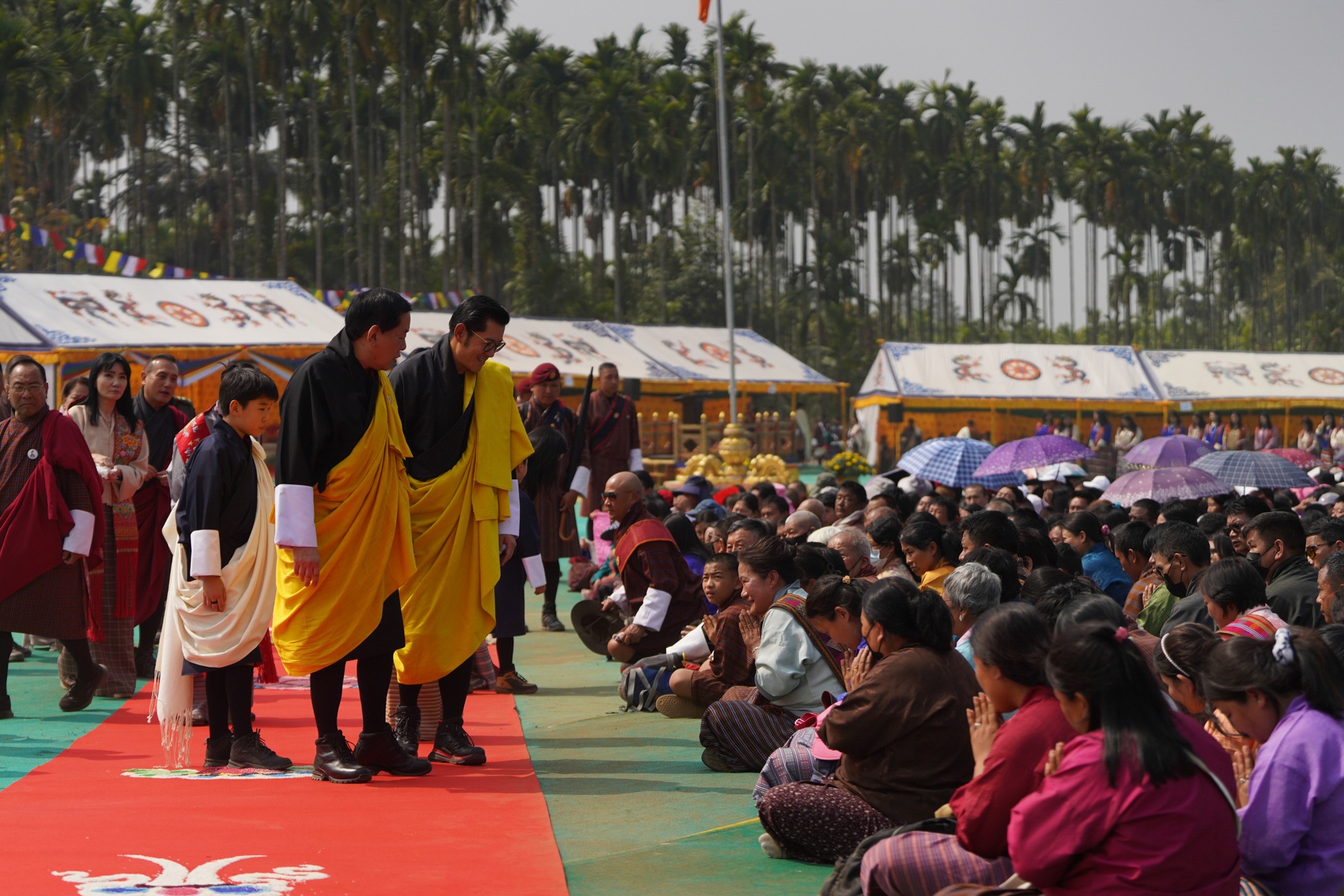 their majesties and gyalsey with volunteers at gmc