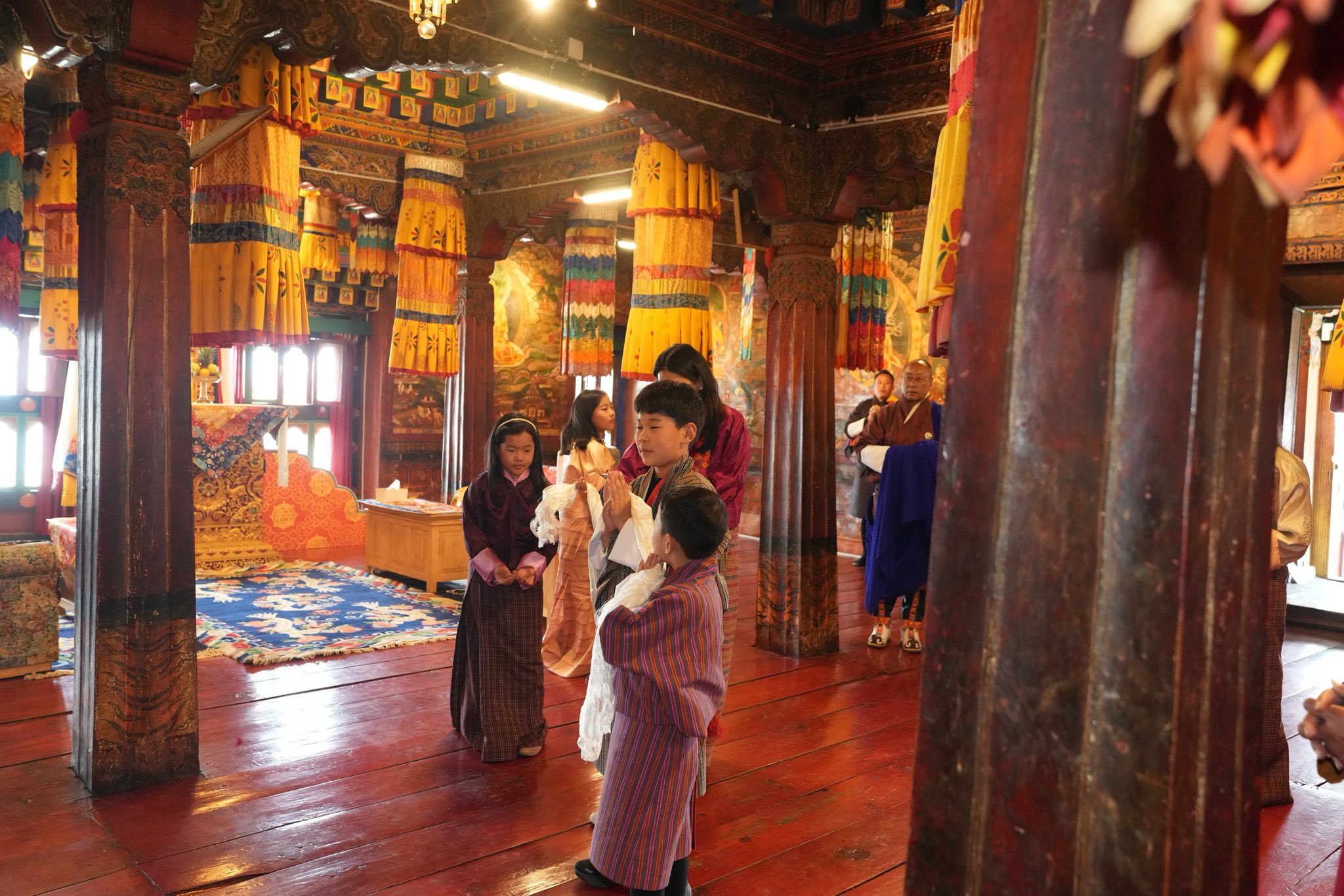 her majesty and prince jigme offering prayers at yonphula lhakhang