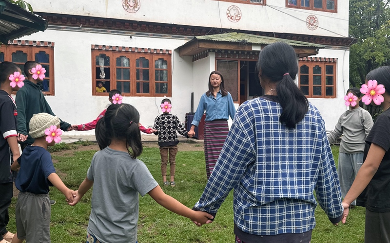 yangchen and kids outside 3 original