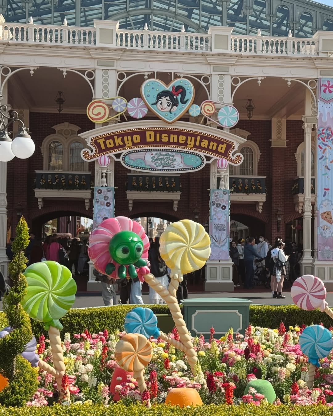 miranda kerr in tokyo disneyland