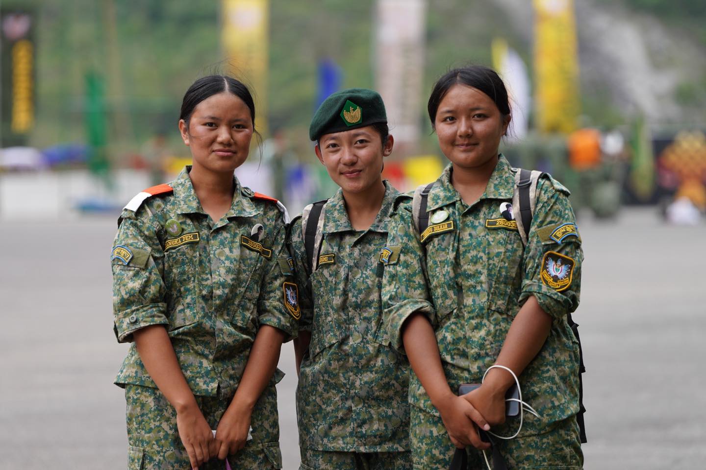 3 female gyalsups at pop