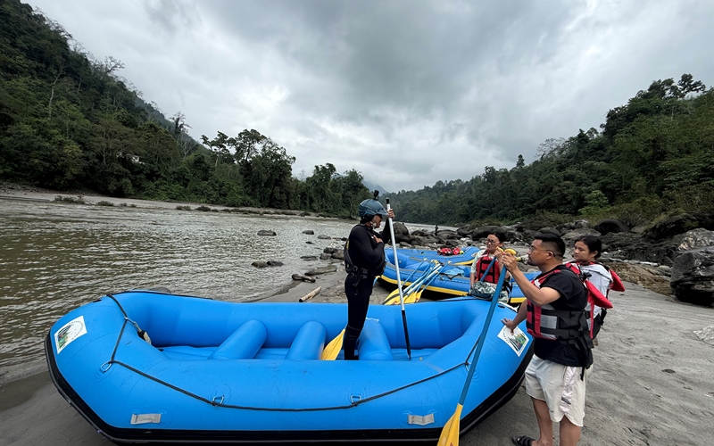 tourists white water rafting in bhutan panbang zemgang