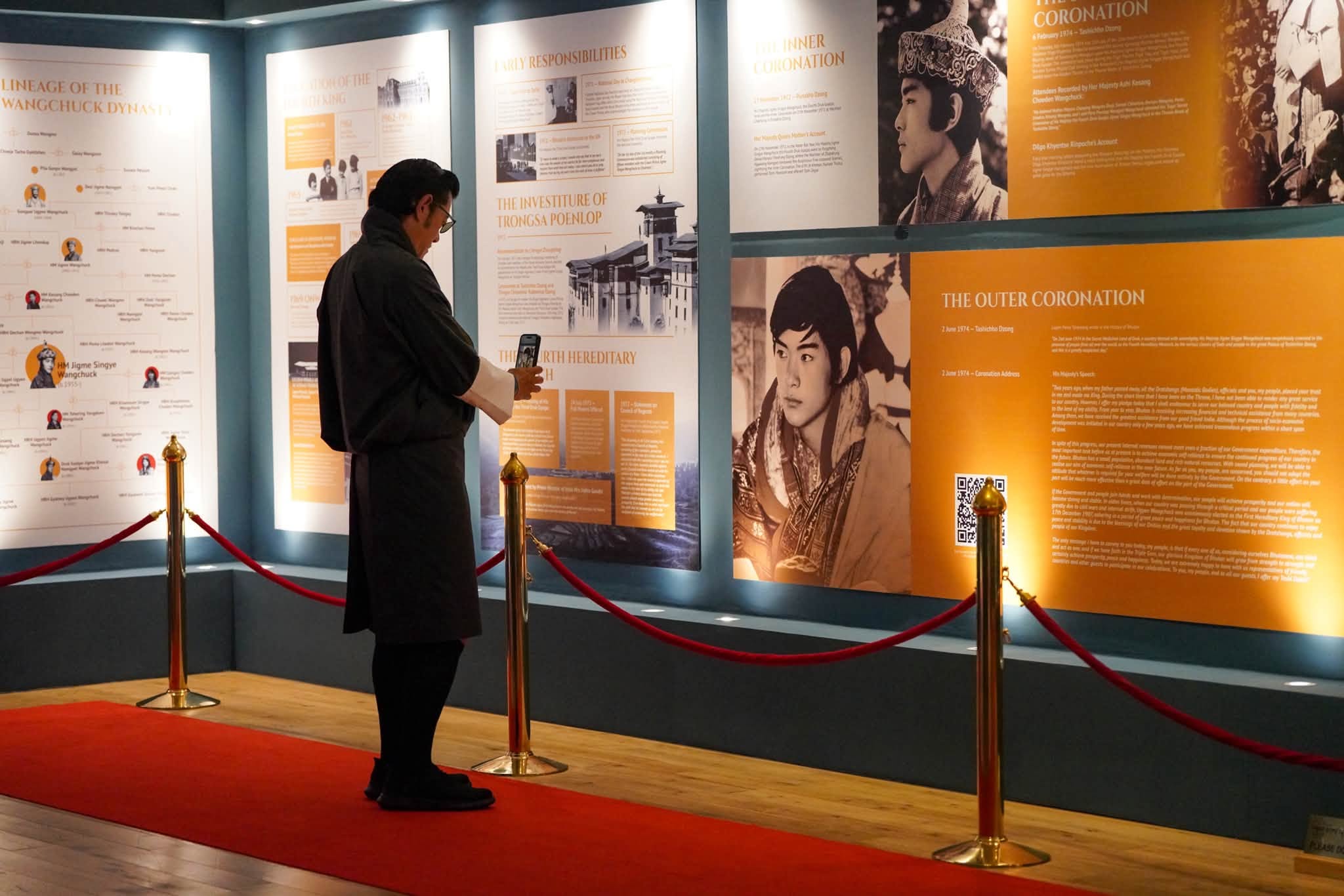 king jigme taking photo at rta fourth king exhibition