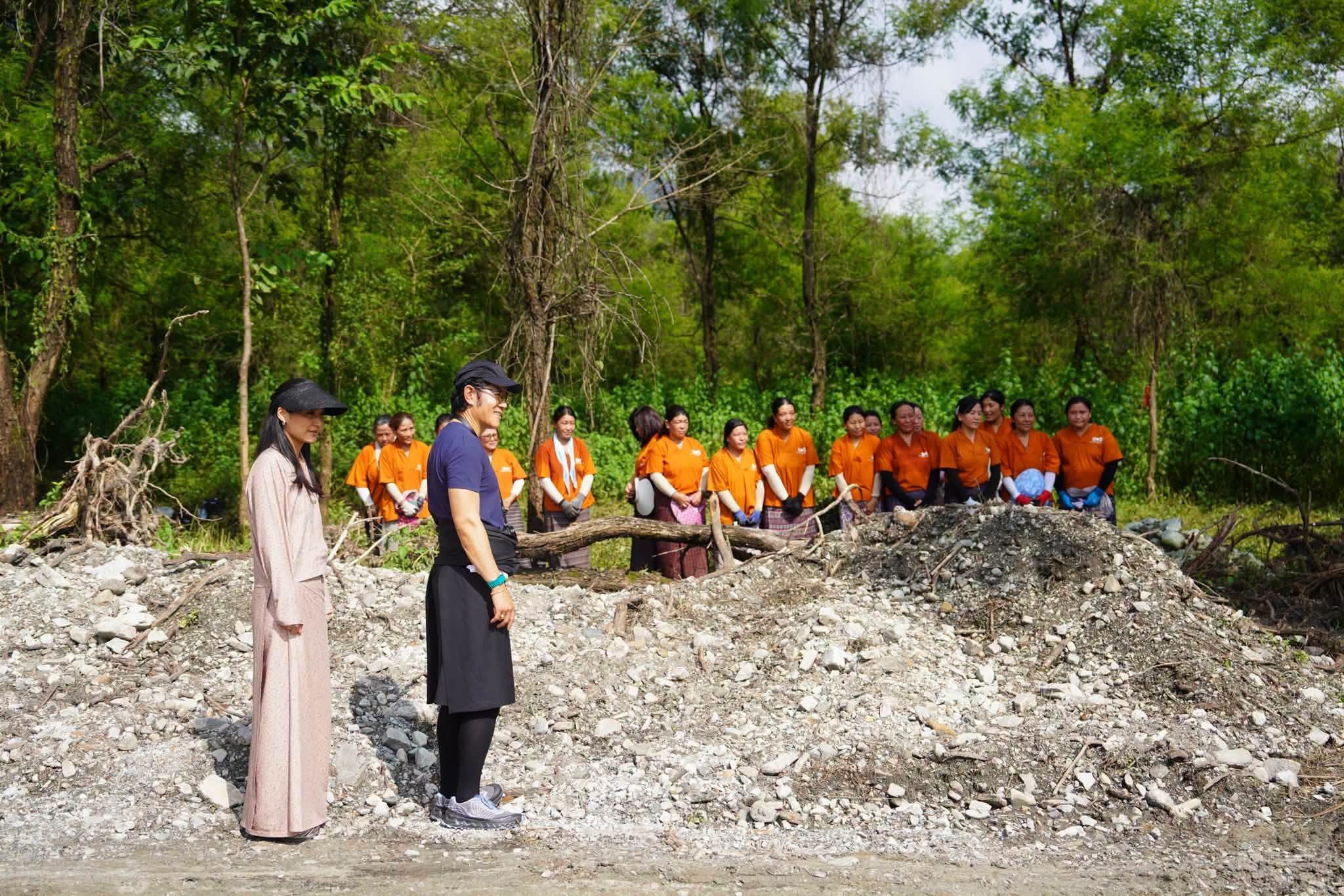 king jigme and queen jetsun at 7th round of zhabtog volunteering gmc