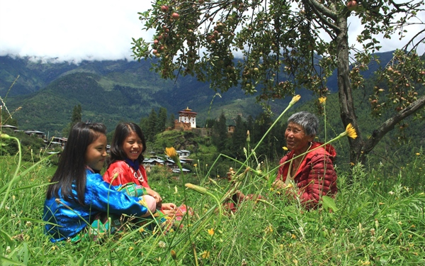 Бутан состояние. Тронгса-дзонг бутан. Гималаи Тронгса. Монахи в горах бутана. Люди живущие в горах бутан.